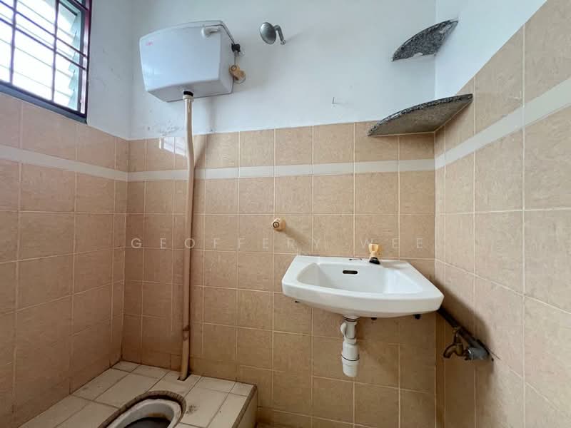 Rumah Teres 2 Tingkat untuk Disewa di Taman Merdeka (Batu Berendam) - Geoffery Wee - Bathroom - PropertyGuru.com.my