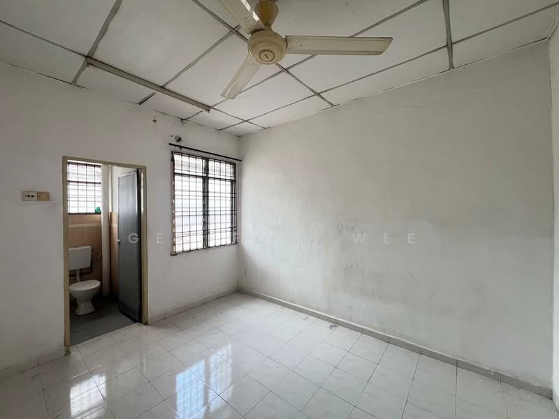 Rumah Teres 2 Tingkat untuk Disewa di Taman Merdeka (Batu Berendam) - Geoffery Wee - Bathroom - PropertyGuru.com.my