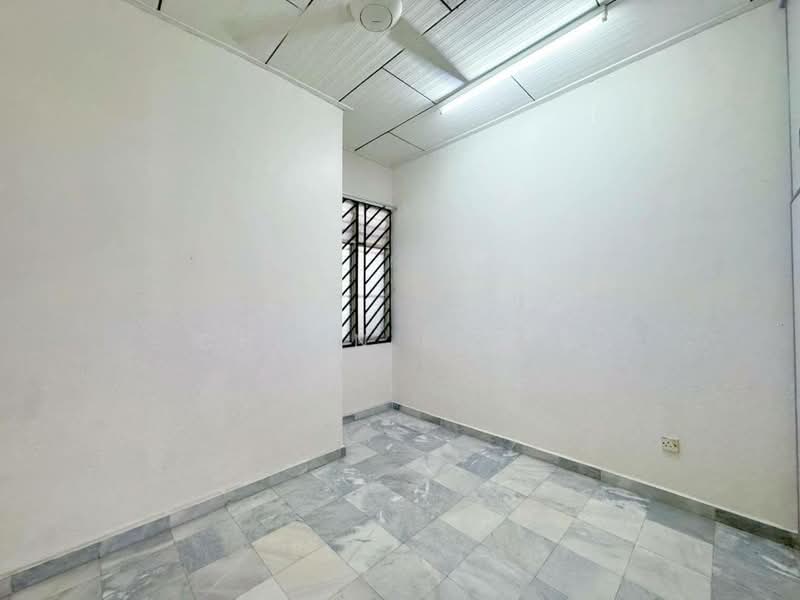 1-storey Terraced House for Sale in Taman Daya (Johor Bahru) - Chuan Liang - Bedroom  - PropertyGuru.com.my