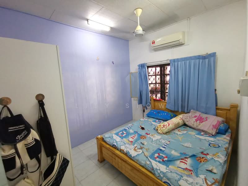 Rumah Teres 1 Tingkat untuk Dijual di Serdang Raya (Seri Kembangan) - Lily Siow - Bedroom - PropertyGuru.com.my