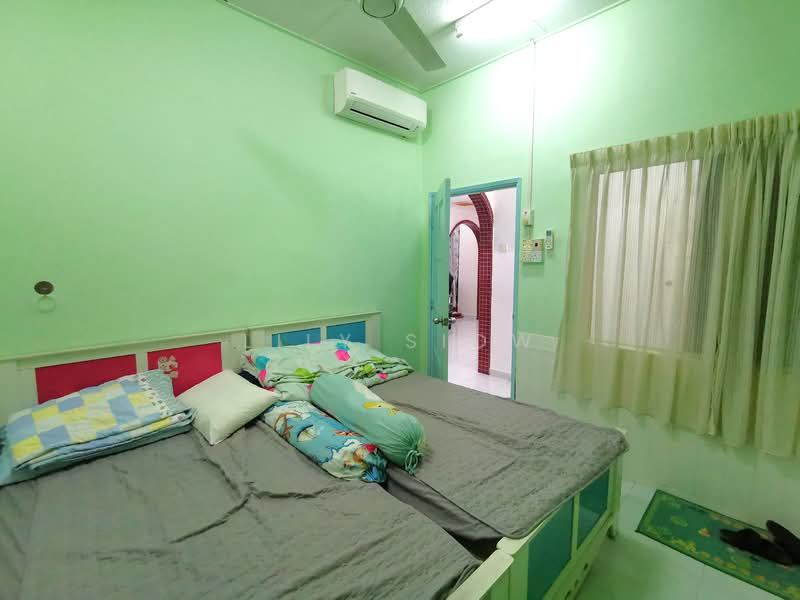 Rumah Teres 1 Tingkat untuk Dijual di Serdang Raya (Seri Kembangan) - Lily Siow - Bedroom - PropertyGuru.com.my
