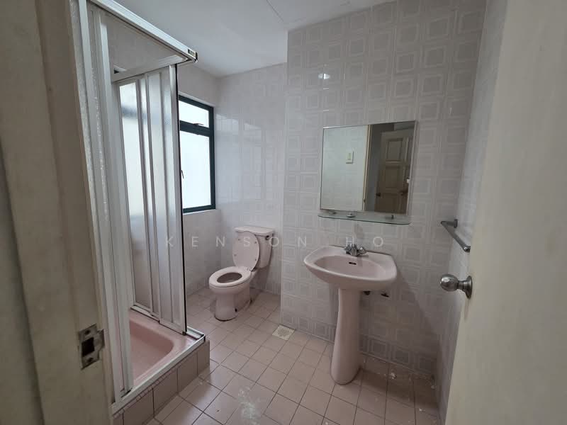 Kondominium untuk Dijual di Wickham Manor - Kenson Ho - Bathroom - PropertyGuru.com.my