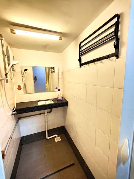 Pangsapuri untuk Disewa di Centrio Avenue - Gan Chun Kai - Bathroom - PropertyGuru.com.my