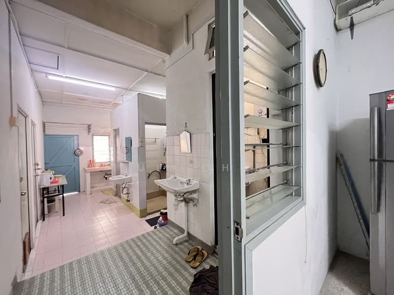 Rumah Teres 2 Tingkat untuk Dijual di Seksyen 17 (Petaling Jaya) - Suli Chin - Bathroom - PropertyGuru.com.my