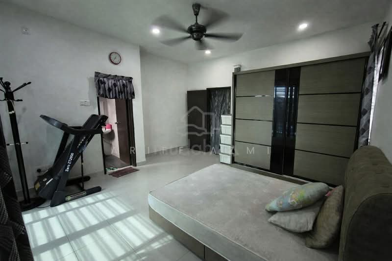 2-storey Terraced House for Sale in Taman Bukit Tiram (Ulu Tiram) - Ariff Azmi - Bedroom - PropertyGuru.com.my