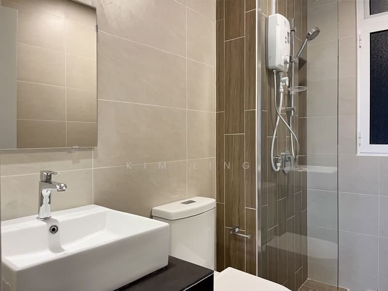 Servis Apartment untuk Disewa di RYAN & MIHO - Kim Ling - Master Bathroom - PropertyGuru.com.my