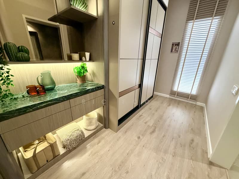 Servis Apartment untuk Dijual di The Queenwoodz @ Bukit Jalil - Ric Foo - Practical Wardrobe & Walkway Space - PropertyGuru.com.my