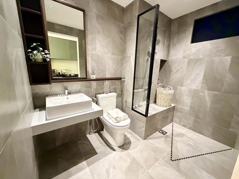 Service Residence for Sale at The Queenwoodz @ Bukit Jalil - Ric Foo - Modern Hotel-Style Bathroom - PropertyGuru.com.my