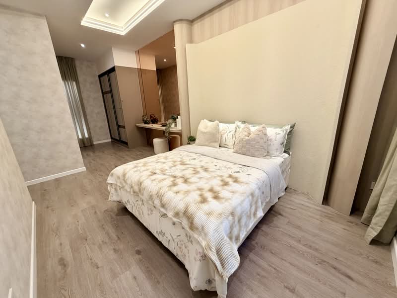 Service Residence for Sale at The Queenwoodz @ Bukit Jalil - Ric Foo - Elegant Bedroom with Spacious Layout - PropertyGuru.com.my