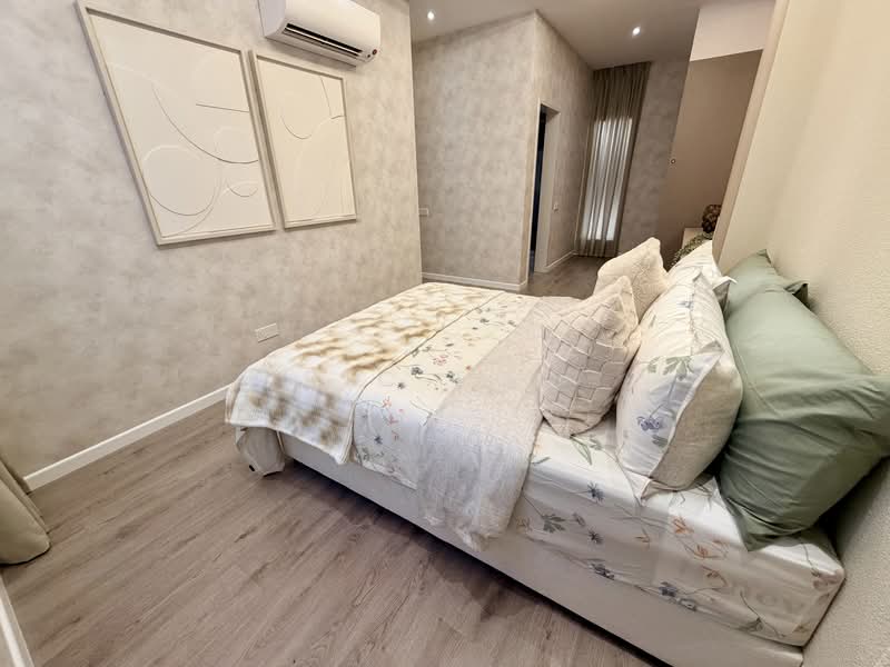 Service Residence for Sale at The Queenwoodz @ Bukit Jalil - Ric Foo - Warm & Comfortable Bedroom Design - PropertyGuru.com.my