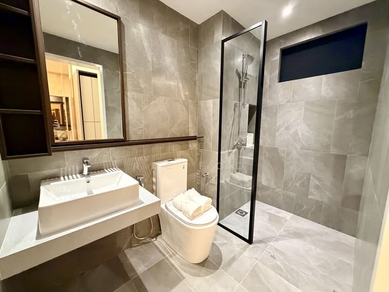 Service Residence for Sale at The Queenwoodz @ Bukit Jalil - Ric Foo - Elegant Contemporary Bathroom - PropertyGuru.com.my