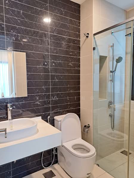 Kondominium untuk Disewa di Sky Condominium (Skyz Residence) - Kim Ling - Master Bathroom - PropertyGuru.com.my