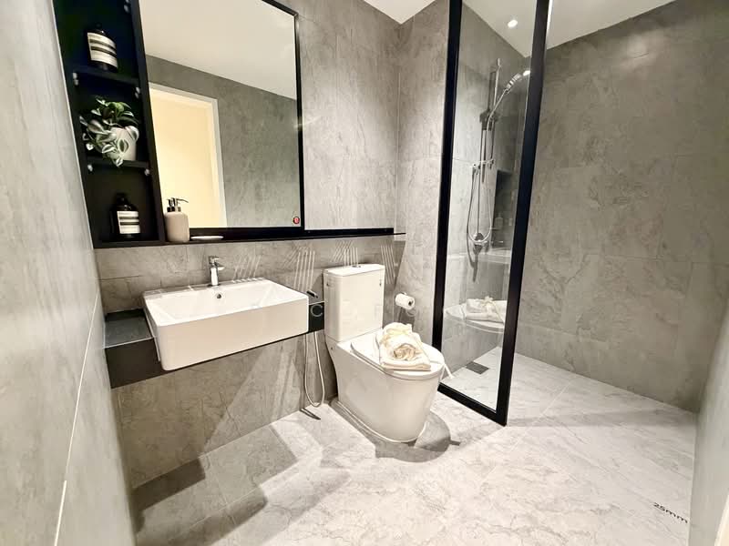Servis Apartment untuk Dijual di The Vividz - Ric Foo - Stylish Contemporary Bathroom - PropertyGuru.com.my