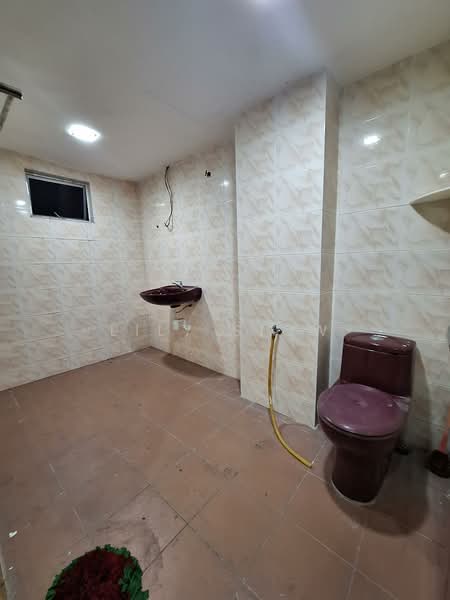 Office for Rent in Taman Universiti Indah (Seri Kembangan) - Lily Siow - Toilet - PropertyGuru.com.my