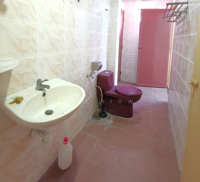 Office for Rent in Taman Universiti Indah (Seri Kembangan) - Lily Siow - Bathroom - PropertyGuru.com.my