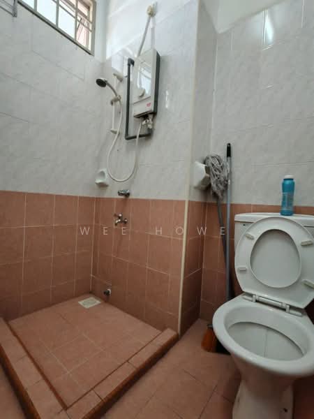 Semi-Detached House for Sale in Taman Bukit Jaya (Ulu Tiram) - Wee Howe - Bathroom - PropertyGuru.com.my