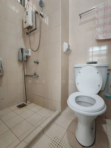 Semi-Detached House for Sale in Taman Bukit Jaya (Ulu Tiram) - Wee Howe - Bathroom - PropertyGuru.com.my