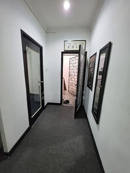 Shop / Office for Sale in Seksyen 13 (Shah Alam) - Johary Adzhar - Corridor - PropertyGuru.com.my