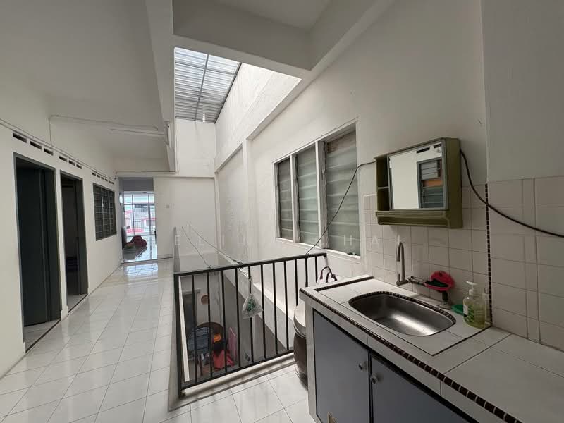 Shop / Office for Sale in Kampung Paya (Kluang) - Celine Chai - Corridor - PropertyGuru.com.my