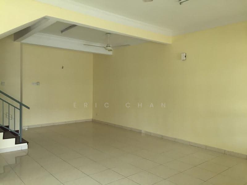 2-storey Terraced House for Sale in Bandar Putra Permai (Seri Kembangan) - Eric Chan - Living Room - PropertyGuru.com.my