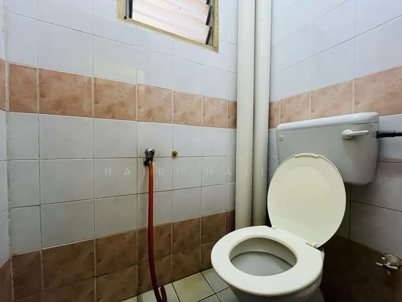 Flat for Rent at Rumah Pangsa Nilam Sari - Hairi Halim - Bathroom - PropertyGuru.com.my