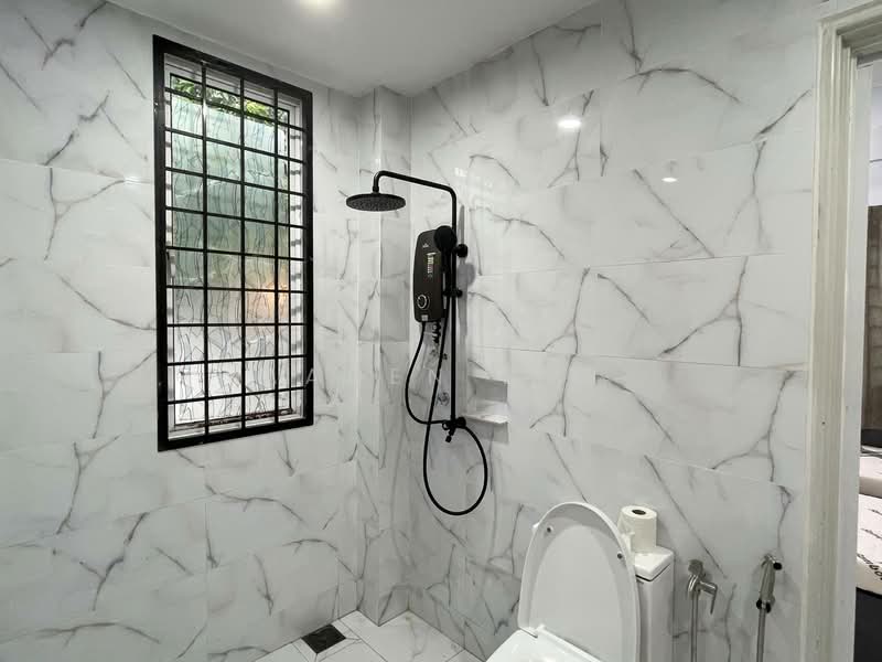 Bungalow for Rent in Orna Golf & Country Club (Bemban) - Aaden Lim - Bathroom - PropertyGuru.com.my