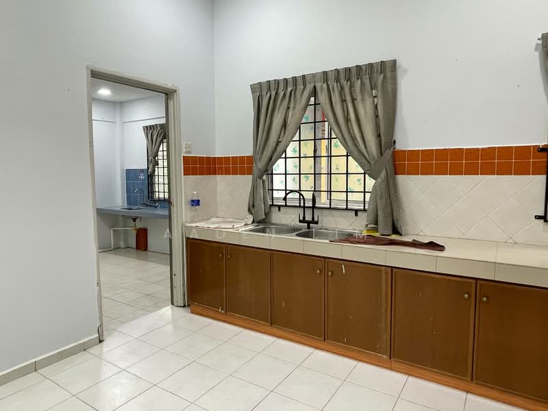 Bungalow for Rent in Orna Golf & Country Club (Bemban) - Aaden Lim - Kitchen - PropertyGuru.com.my