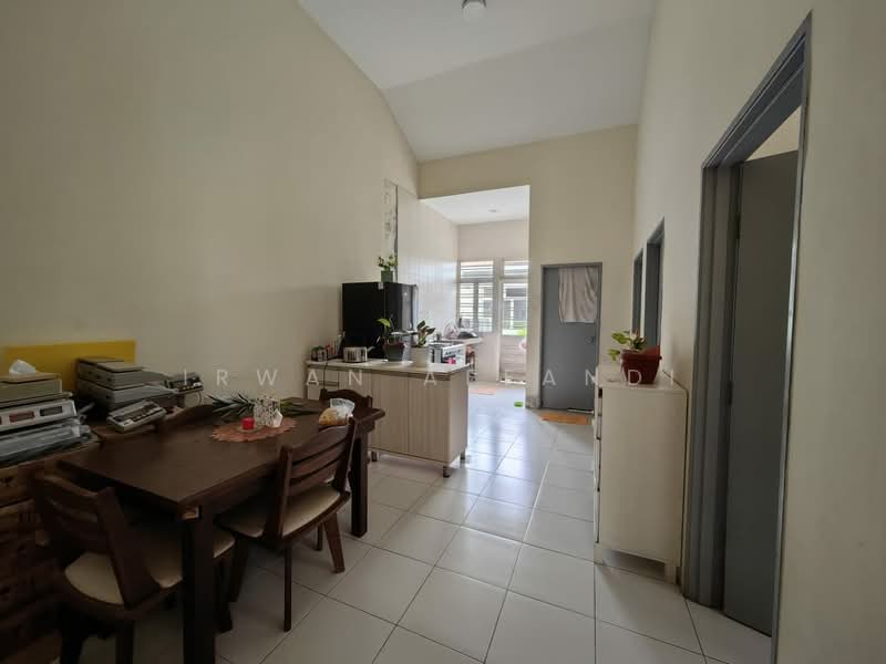Semi-Detached House for Sale in Bandar Saujana Putra (Tanjong Duabelas) - Irwan Affandi - Kitchen - PropertyGuru.com.my