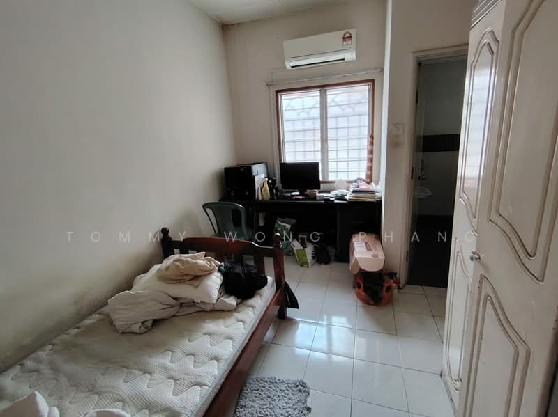 Rumah Teres 2 Tingkat untuk Dijual di Taman Putra Budiman (Balakong) - Tommy Wong Phang - Bedroom - PropertyGuru.com.my