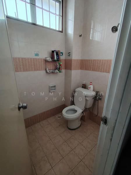 Rumah Teres 2 Tingkat untuk Dijual di Taman Putra Budiman (Balakong) - Tommy Wong Phang - Bathroom - PropertyGuru.com.my