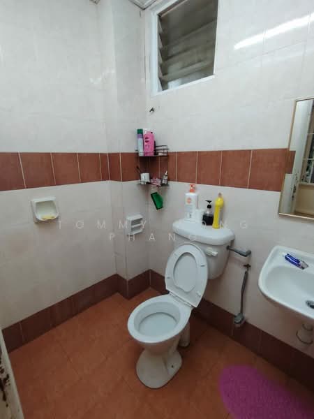 Rumah Teres 2 Tingkat untuk Dijual di Taman Putra Budiman (Balakong) - Tommy Wong Phang - Bathroom - PropertyGuru.com.my