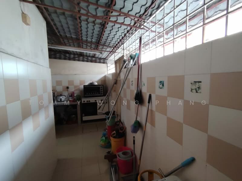 Rumah Teres 2 Tingkat untuk Dijual di Taman Putra Budiman (Balakong) - Tommy Wong Phang - Kitchen - PropertyGuru.com.my