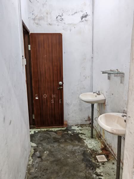 Factory for Rent in Taman Johor Jaya (Johor Bahru) - Soh Chai Seng - Bathroom - PropertyGuru.com.my