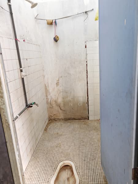 Factory for Rent in Taman Johor Jaya (Johor Bahru) - Soh Chai Seng - Bathroom - PropertyGuru.com.my