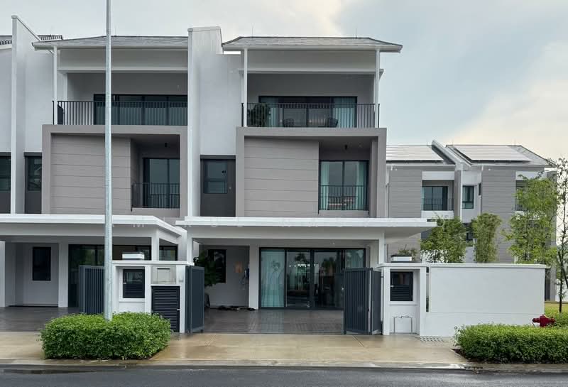 3-storey Terraced House for Sale in Seksyen U15 (Shah Alam) - Amirul Nasyriq - Exterior - PropertyGuru.com.my
