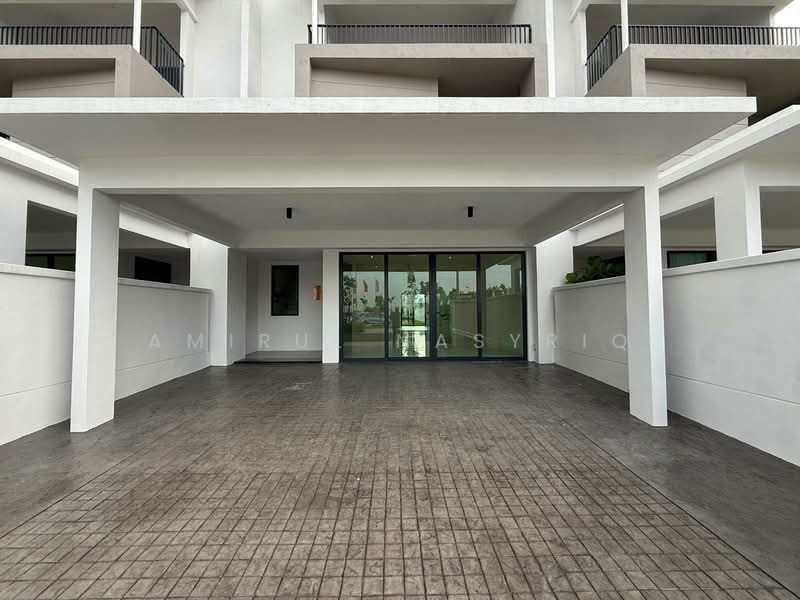 3-storey Terraced House for Sale in Seksyen U15 (Shah Alam) - Amirul Nasyriq - Exterior - PropertyGuru.com.my