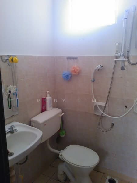 Pangsapuri untuk Dijual di Mutiara Perdana (Mutiara Court) - Ruby Lim - Bathroom - PropertyGuru.com.my