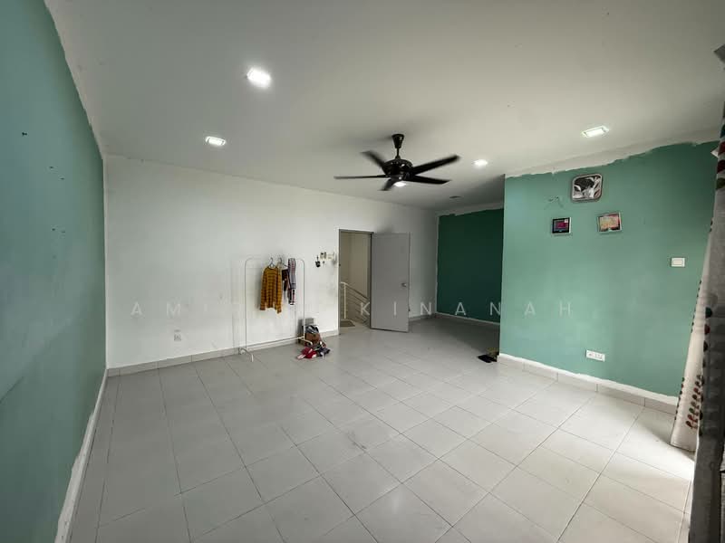 Rumah Teres untuk Dijual di Aman Putri (Sungai Buloh) - Amirun Kinanah - Living Room - PropertyGuru.com.my