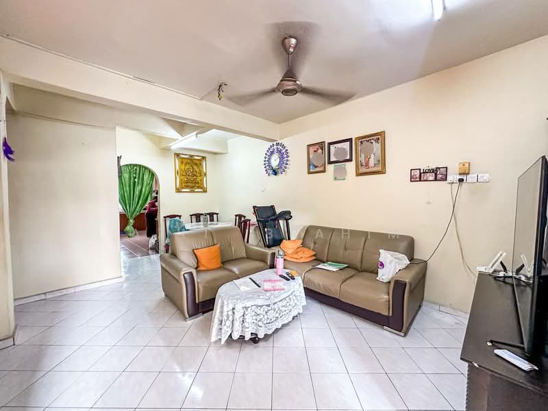 Rumah Teres 2 Tingkat untuk Dijual di Bandar Rinching Seksyen 4 (Semenyih) - Azli Ibrahim - Living Room - PropertyGuru.com.my