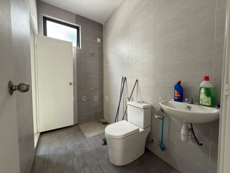 2-storey Terraced House for Sale in Taman Sutera Utama (Skudai) - Jacob Chua - Bathroom - PropertyGuru.com.my