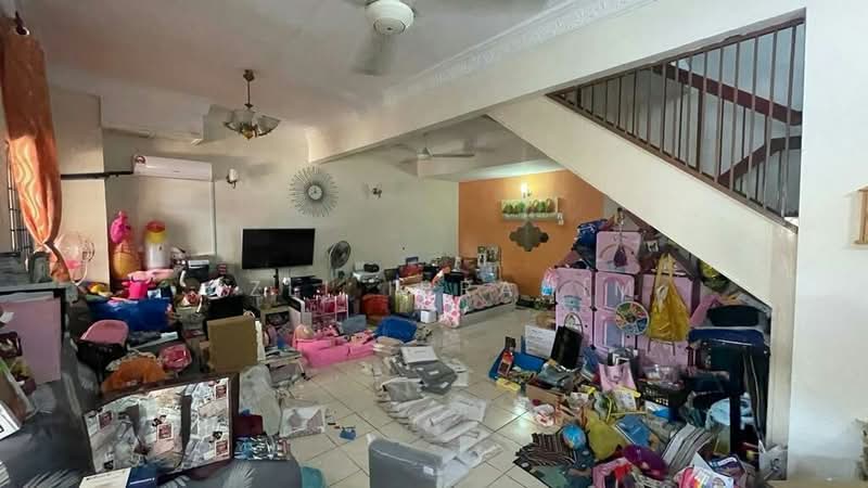 Rumah Teres 2 Tingkat untuk Dijual di Taman Lestari Putra (Seri Kembangan) - Azli Ibrahim - Living Room - PropertyGuru.com.my