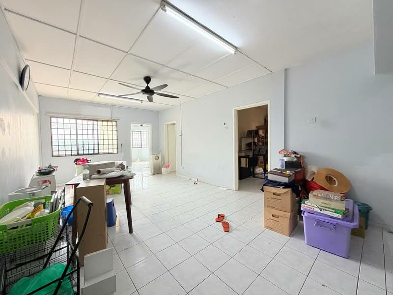 Pangsapuri untuk Dijual di Pangsapuri Suria Subang - Nurain . - Living Room - PropertyGuru.com.my