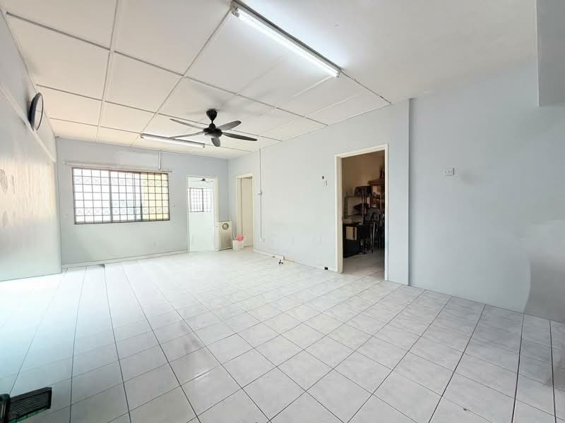 Pangsapuri untuk Dijual di Pangsapuri Suria Subang - Nurain . - Living Room - PropertyGuru.com.my