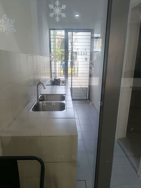 Rumah Teres 3 Tingkat untuk Disewa di Taman Tasik Damai (Sungai Besi) - Tan Li Po - Kitchen - PropertyGuru.com.my
