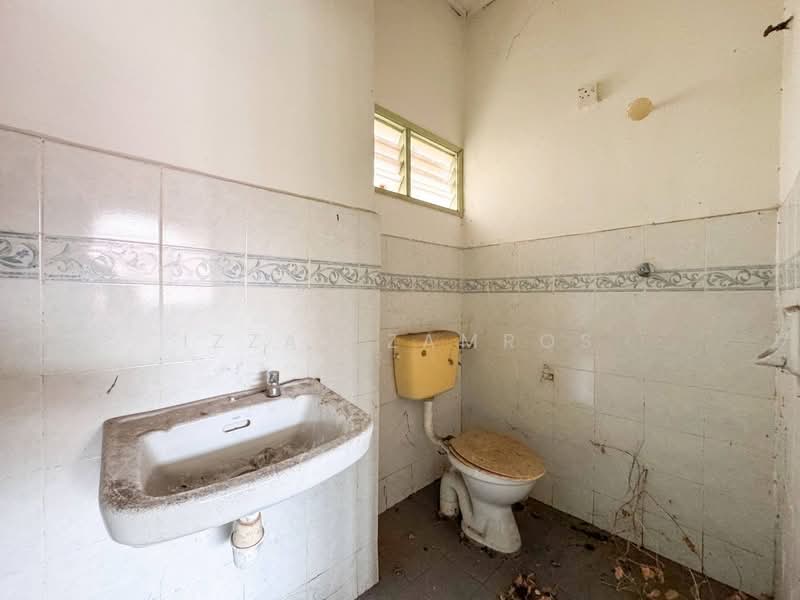 1-storey Terraced House for Sale in Alam Perdana (Puncak Alam) - Izzat Zamros - Bathroom - PropertyGuru.com.my