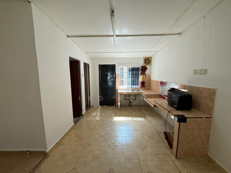 2-storey Terraced House for Sale in Taman Serdang Jaya (Seri Kembangan) - Leo Koh - Kitchen - PropertyGuru.com.my