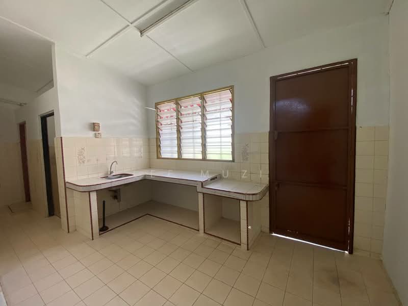 1-storey Terraced House for Sale in Gunung Rapat (Ipoh) - Lee Muzi - Kitchen - PropertyGuru.com.my