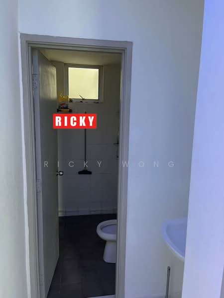 Kondominium untuk Dijual di The Golden Triangle Condominium - Ricky Wong - Bathroom - PropertyGuru.com.my