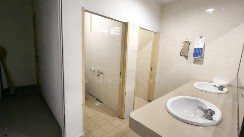 Kedai / Pejabat untuk Disewa di Taman Molek (Johor Bahru) - Sausa Lee - Bathroom - PropertyGuru.com.my