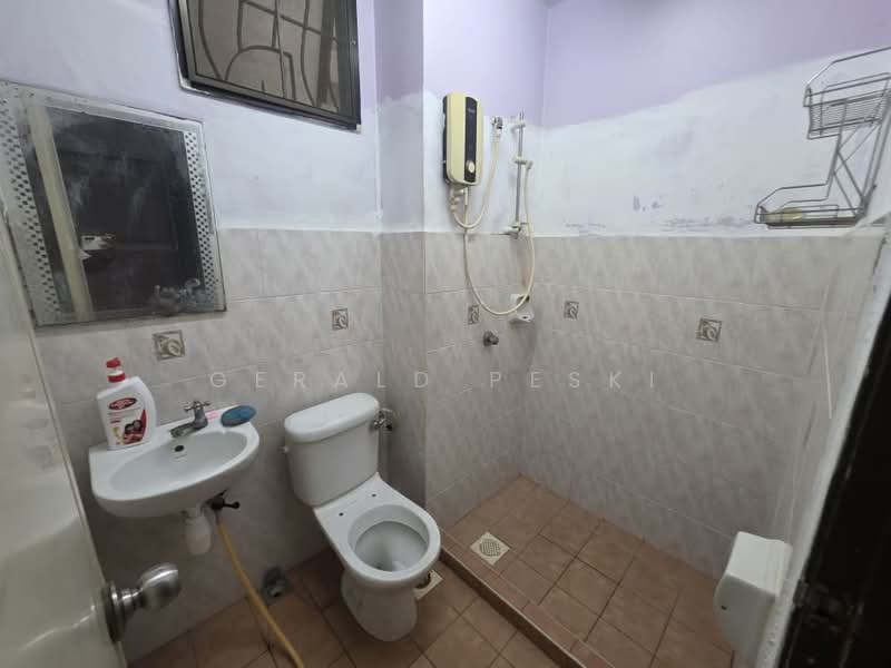 2-storey Terraced House for Sale in Taman Idaman (Simpang Ampat) - Gerald Peski - Bathroom - PropertyGuru.com.my